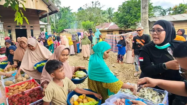 Senyum Ibu-ibu Korban Banjir Bandang Aceh Dapat Jatah di Lapak Sayur Galia, dari Wortel hingga Telur