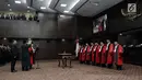 Hakim Konstitusi Aswanto mengucapkan sumpah saat dilantik sebagai Wakil Ketua Mahkamah Konstitusi (MK) di Gedung Mahkamah Konstitusi, Jakarta, Selasa (26/3). Aswanto terpilih sebagai Wakil Ketua Mahkamah Konstitusi periode 2019-2021 lewat mekanisme pemungutan suara. (merdeka.com/ Iqbal S. Nugroho)
