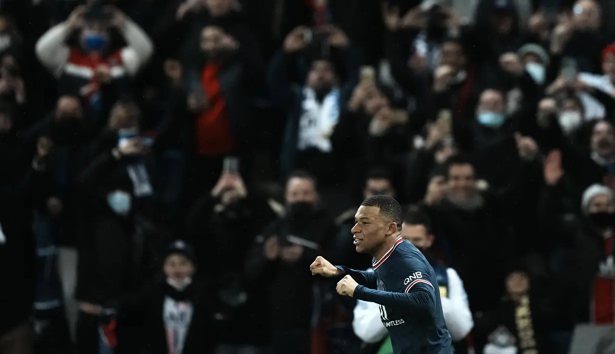 Penyerang Paris Saint Germain (PSG) Kylian Mbappe merayakan gol pembuka timnya ke gawang Real Madrid pada leg pertama babak 16 besar Liga Champions di Stadion Parc des Princes, Rabu dini hari WIB (16/2/2022). PSG susah payah kalahkan Real Madrid 1-0. (AP Photo/Thibault Camus)