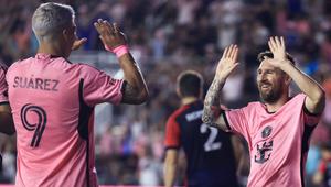 Dua pemain Inter Miami, Luis Suarez dan Lionel Messi, merayakan gol ke gawang New England Revolution dalam laga Major League Soccer (MLS) di Chase Stadium, Florida, Minggu (20/10/2024) pagi WIB. Inter Miami menang 6-2 dalam laga ini, di mana Lionel Messi mencetak hattrick dan Luis Suarez mencetak brace. (Carmen Mandato/Getty Images/AFPCarmen Mandato / GETTY IMAGES NORTH AMERICA / Getty Images via AFP)