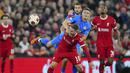 Pemain Liverpool, Alexis Mac Allister (tengah kiri) berebut bola dengan pemain Union Saint-Gilloise, Alessio Castro-Montes pada laga Grup E Liga Europa 2023/2024 di Anfield, Liverpool, Inggris, Jumat (6/10/2023) dini hari WIB. (AP Photo/Jon Super)