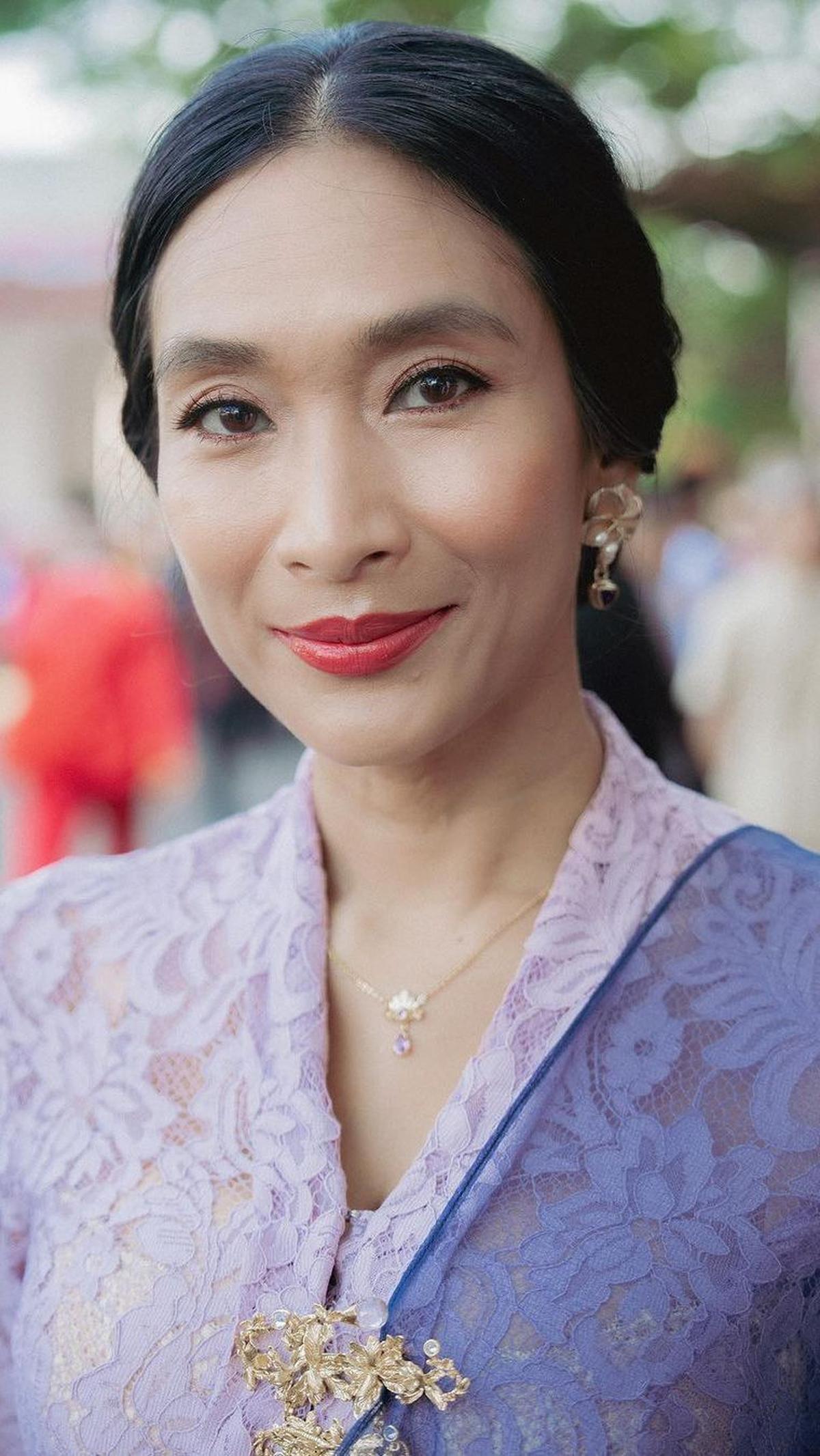 Happy Salma hadir sebagai tamu di Istana Merdeka dengan balutan busana kebaya berwarna ungu. Potongan kebaya encim dilengkapi selendang berwarna ungu ini membuat penampilan Happy Salma terlihat anggun.