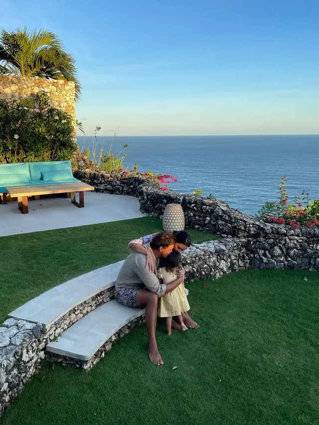 Staycation Bareng, Ini 7 Potret Raisa dan Hamish Daud Rayakan 5 Tahun Pernikahan