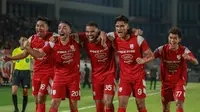 Para pemain Persis Solo, Rizky Dwi Febrianto, Lautaro Belleggia, Jhon Cley, Ramadhan Sananta, dan Fransiskus Alessandro, merayakan gol yang dicetak ke gawang Persija Jakarta pada lanjutan BRI Liga 1 2024/2025 di Stadion Manahan, Solo, Minggu (26/1/2025) malam WIB. (Bola.com/Radifa Arsa)