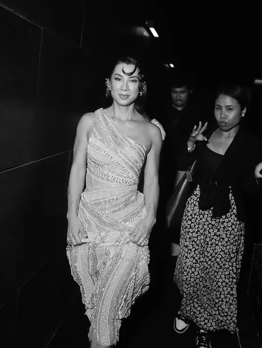 Dengan tema Glitz & Glam, Jennifer Bachdim menjelma jadi dewi cantik di acara tersebut. [@jenniferbachdim]