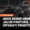 Arus mudik Lebaran mulai terlihat di jalur Pantura, Kabupaten Bekasi, Jawa Barat, Sabtu malam. Volume kendaraan yang melintas mengalami peningkatan, dengan arus lalu lintas didominasi sepeda motor dari arah Jak
