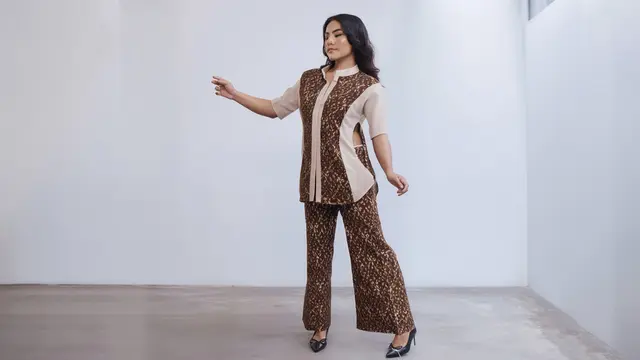 Model Atasan Batik Wanita Kombinasi Kain Polos/ Ilustrasi AI