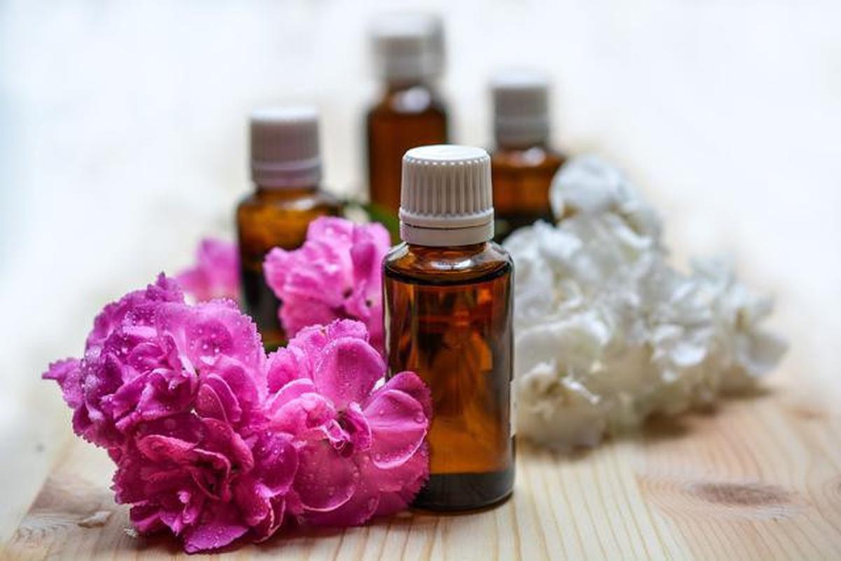 Ilustrasi Minyak Esensial / Essential Oil