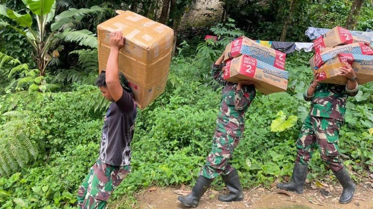 TNI Salurkan Logistik Tapteng, Bantu Warga Terdampak Bencana di Desa Nauli 2