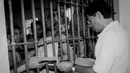 Rodrigo Duterte yang masih menjabat sebagai Wali Kota memberikan hadiah Natal berupa uang tunai untuk para narapidana di penjara kota Davao, Filipina selatan, sekitar pertengahan 1990-an. (REUTERS/Renato Lumawag)