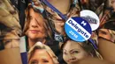 Pendukung wanita menggunakan kaos bergambar Hillary Clinton dengan liontin kalung bergambar mantan presiden Kennedy pada saat kampanye Hillary di Las Vegas, Nevada, AS (12/10). (Reuters/Lucy Nicholson)
