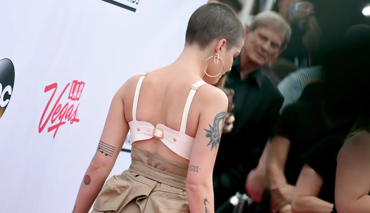 Penyanyi Halsey berpose saat menghadiri penghargaan musik bergengsi Billboard Music Awards 2017 di Las vegas, Minggu (21/5). Halsey masuk daftar selebriti dengan busana terburuk karena menggunakan bra tanpa atasan lainnya. (Richard Shotwell/Invision/AP)