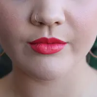 Seringkali lipstik matte yang digunakan membuat tampilan garis-garis di bibir terlihat semakin jelas. Yuk, simak tips dari MUA berikut ini! [Unsplash/gabrielle henderson]