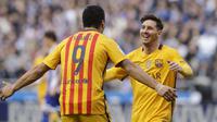 Luis Suarez merayakan golnya bersama Lionel Messi saat melawan Deportivo La Coruna pada lanjutan  La Liga di Stadion Riazor, La Coruna, Kamis (21/4/2016) dini hari WIB. Barcelona menang telak 8-0. (Reuters/Miguel Vidal)