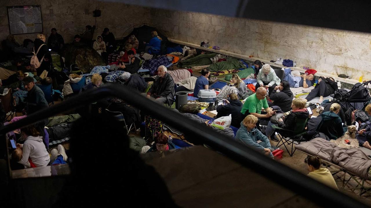 FOTO: Warga Kyiv Berlindung di Stasiun Metro Saat Alarm Serangan Udara Rusia Berbunyi