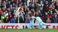 Video highlights gol indah yang dicetak gelandang West Ham, Dimitri Payet ke gawang David De Gea tak mampu menjangkaunya.