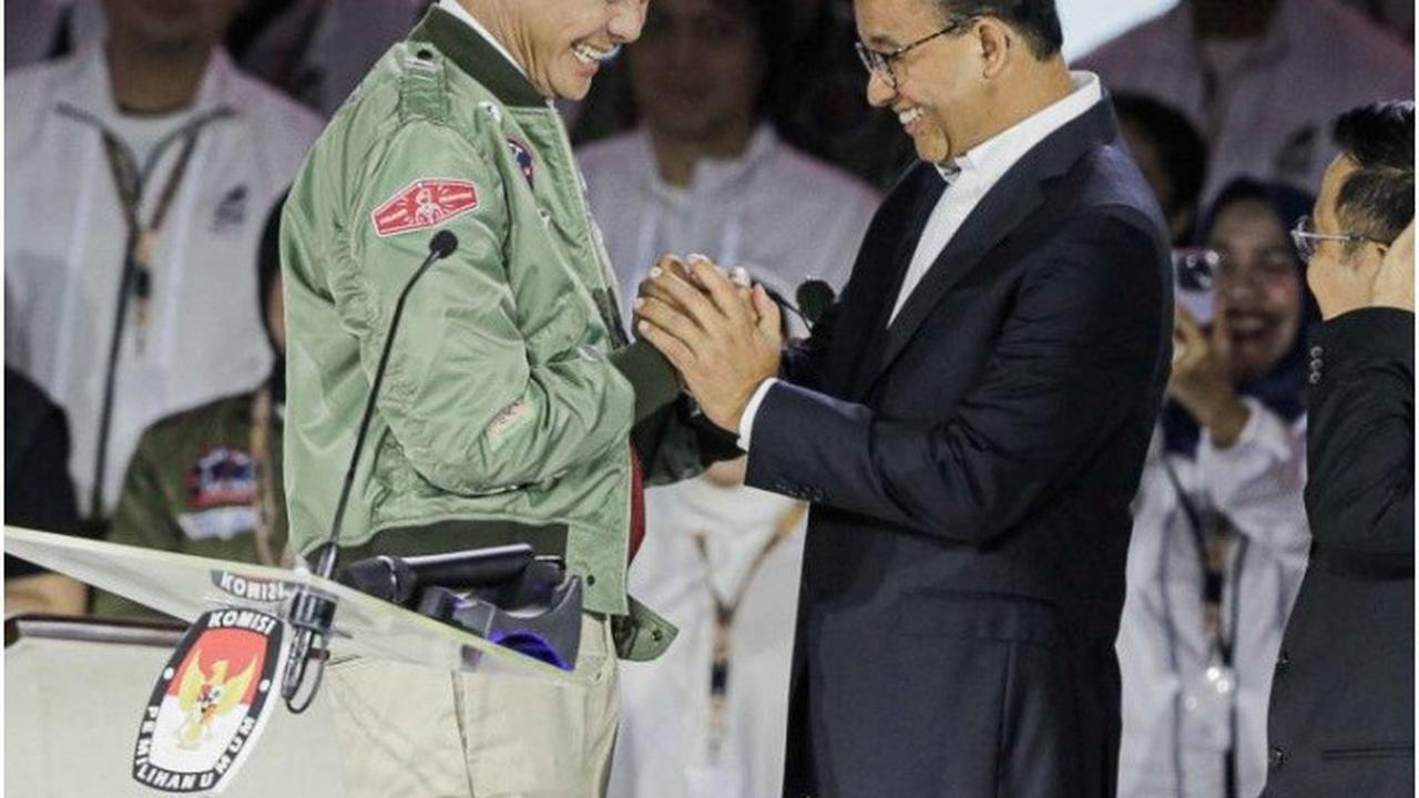 FOTO: Ekspresi Tiga Pasangan Calon Presiden Saling Sapa dan Umbar Senyuman saat Memulai Debat Ketiga Capres 2024