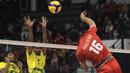 <p>Pemain Timnas voli putra Indonesia U-20, Krisna melepaskan spike saat menghadapi India pada laga perempatfinal Kejuaraan Bola Voli Asia Putra AVC U-20 2024 di Jawa Pos Arena Surabaya, Sabtu (27/7/2024) malam. Timnas voli putra Indonesia U-20 menang 3-1 (25-20, 25-23, 16-25 dan 25-18). (Dok. PBVSI)</p>