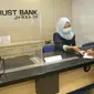 Transaksi di cabang PT Bank JTrust Indonesia Tbk. (Dok J Trust Bank)