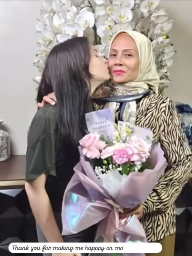 Berseteru dengan Sandrinna, Ini 6 Potret Purwanti Dapat Kejutan dari Richelle di Hari Ibu