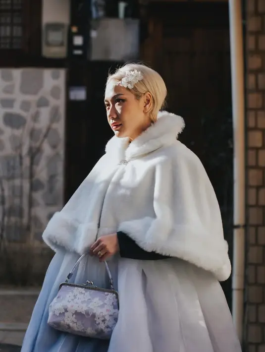 Tampilan BCL kenakan hanbok dipadu dengan cape velvet putih sebagai outfit musim dingin yang kece [@itsmebcl]