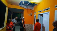 Petugas BPBD Kota Bogor meninjau rumah warga yang rusak akibat terdampak guncangan gempa bumi pada Jumat (10/4/2025) malam. (Foto: Istimewa)