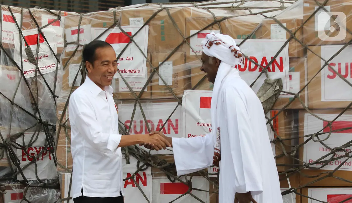 Presiden Joko Widodo meninjau bantuan kemanusiaan yang akan dikirim ke Palestina dan Sudan di Pangkalan TNI AU Halim Perdanakusuma, Jakarta, Rabu (3/4/2024). (Liputan6.com/Herman Zakharia)