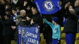 Suporter Chelsea memberi dukungan kepada John Terry yang kontraknya tidak diperpanjang saat laga Liga Premier Inggris melawan Watford.  Kapten The Blues itu kontraknya akan habis pada musim ini. (Reuters/Stefan Wermuth)