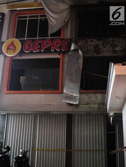 Kondisi Restoran Geprek Bensu pasca kebakaran di Jalan Fatmawati, Jakarta Selatan, Rabu (31/1/2019). Kebakaran yang terjadi sekitar pukul 14.21 tersebut diduga berasal dari kebocoran tabung gas di dapur. (Liputan6.com/Faizal Fanani)