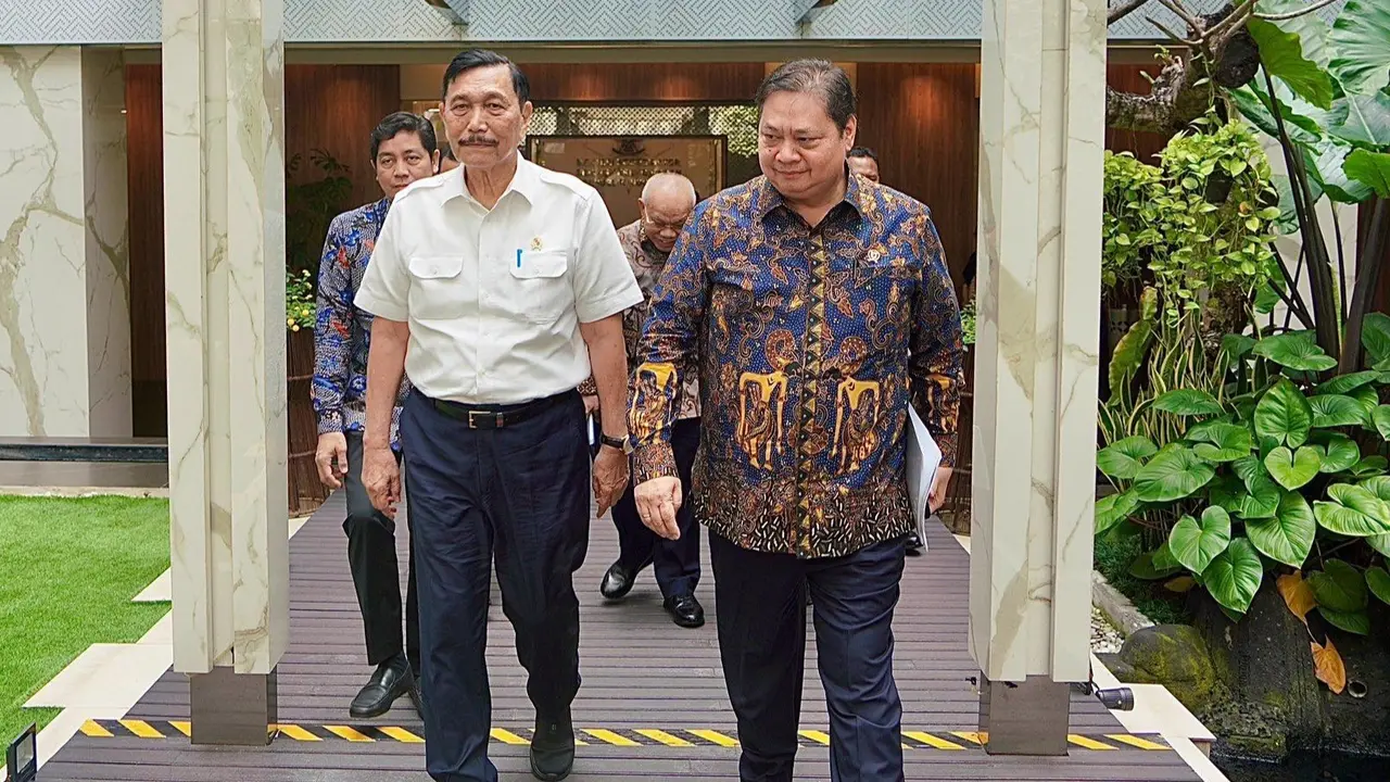 Menteri Koordinator Bidang Perekonomian Airlangga Hartarto bertemu Ketua Dewan Ekonomi Nasional (DEN) Luhut Binsar Pandjaitan.