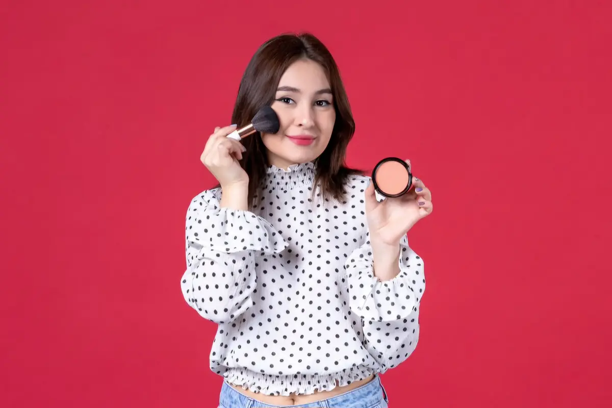Ingin Makeup Tahan Lama di Acara Outdoor? Ini Tips agar Makeup Awet dan Tidak Luntur saat Cuaca Panas! (Foto: Freepik/KamranAydinov)