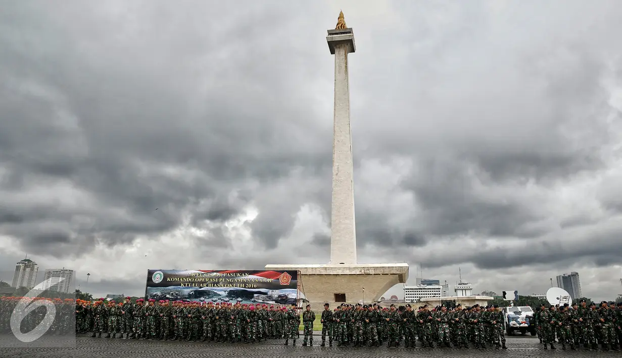 Pasukan bersiap saat Apel Gelar Pasukan Pengamanan KTT OKI ke-5 di Silang Monas, Jakarta Pusat, Selasa (1/3). Dalam Apel Gelar Pasukan Pengamanan KTT OKI ke-5, pengerahan pasukan TNI sebanyak 10.150 ribu personil. (Liputan6.com/Faizal Fanani)