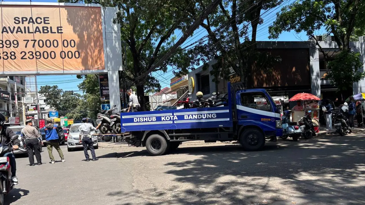 Mobil derek milik Dishub Kota Bandung disiagakan di titik-titik rawan parkir liar