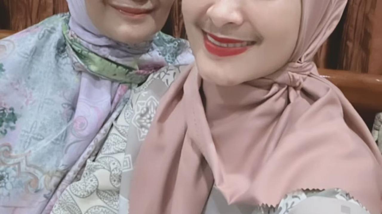 Foto-foto Iis Dahlia saat Pulang ke Kampung Halaman di Indramayu, Tampil Berhijab Bikin Pangling