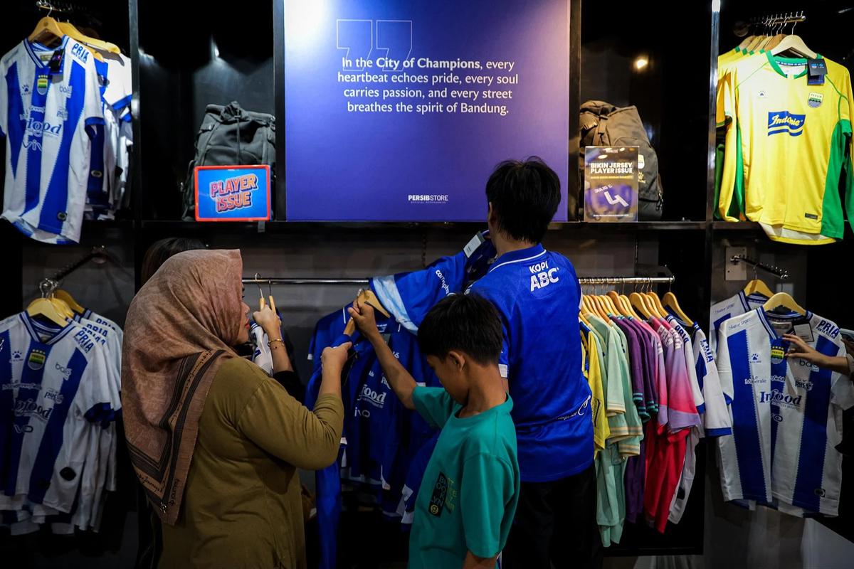 Warga Bandung serbu jersey dan merchandise jelang laga penentuan juara BRI Super League 2025/2025 antara Persib Bandung melawan Persijap Jepara  di Persib Store, Bandung, Sabtu (23/05/2026).
