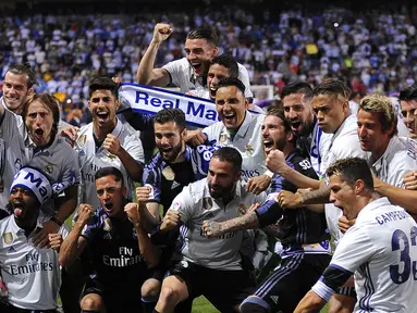 Para pemain Real Madrid merayakan gelar juara La Liga Spanyol usai menaklukkan Malaga di Stadion La Rosaleda, Malaga, Minggu (21/5/2017). Malaga kalah 0-2 dari Madrid. (AP/Daniel Tejador)