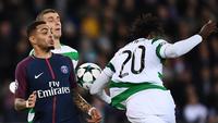 Bek Celtic, Dedryck Boyata berebut bola dengan pemain Paris Saint-Germain, Layvin Kurzawa dalam lanjutan fase grup Liga Champions di Parc des Princes, Kamis (23/11). PSG menunjukkan keperkasaannya dengan melumat Celtic 7-1. (FRANCK FIFE / AFP)