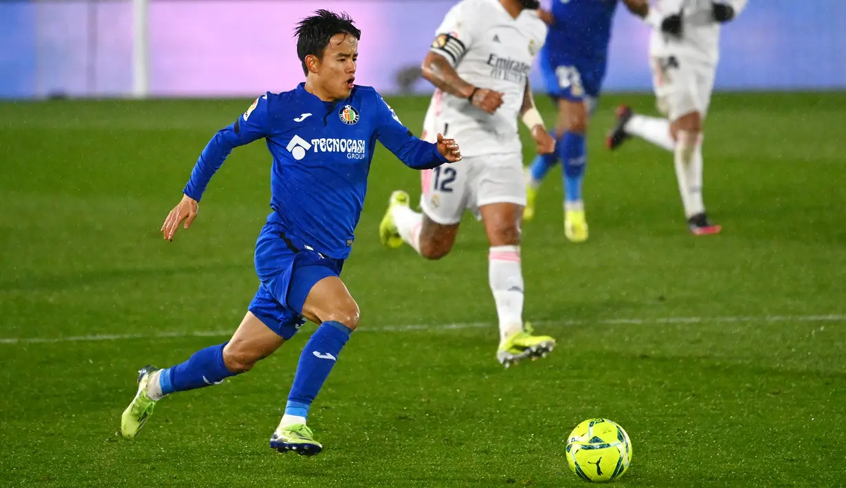 Takefusa Kubo (Getafe) - Talenta muda asal Jepang ini sempat mengejutkan dunia sepak bola lantaran direkrut raksasa Spanyol Real Madrid. Melimpahnya stok pemain berkelas di Elreal membuatnya sulit mendapatkan tempat di skuat utama dan lebih banyak dipinjamkan. (AFP/Gabriel Bouys)