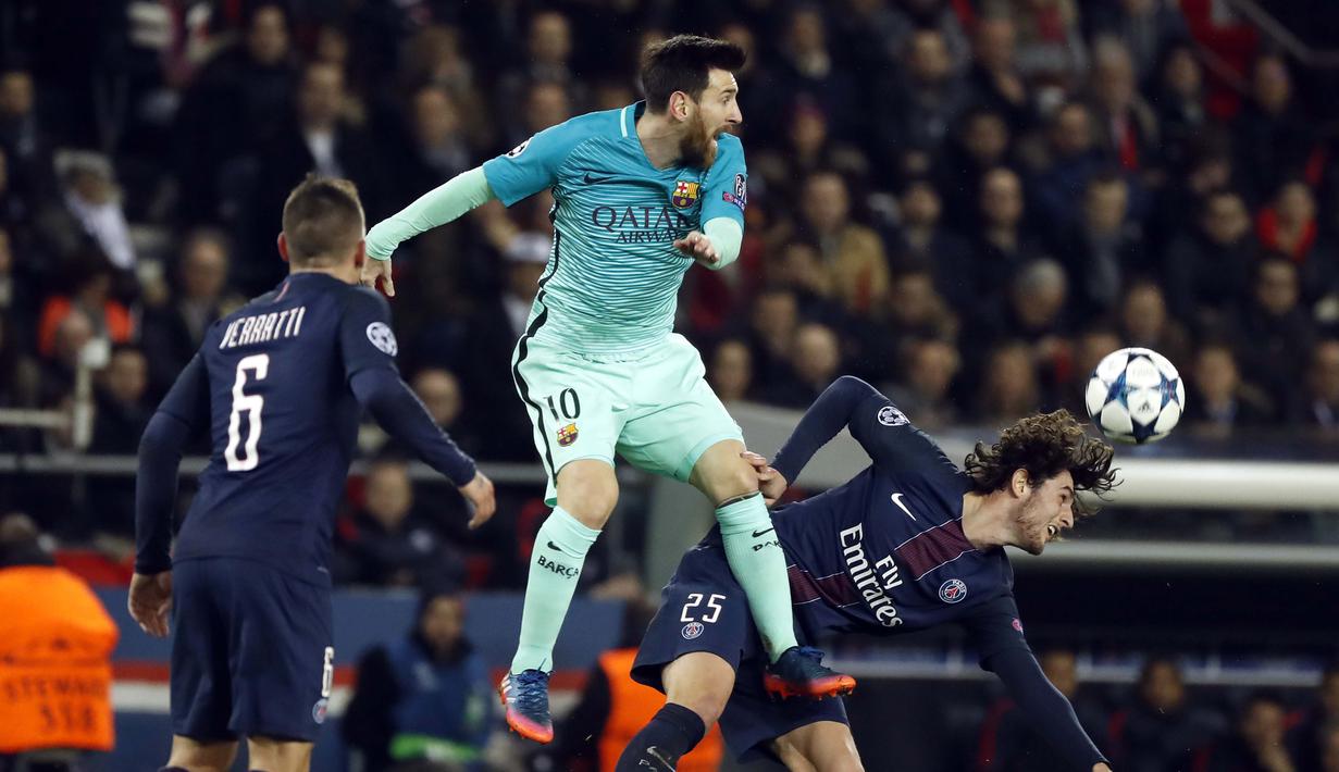 Bintang FC Barcelona, Lionel Messi (tengah) berduel dengan para pemain Paris Saint Germain pada babak 16 besar Liga Champions di Parc des Princes Stadium, Paris (14/2/2017). Barcelona kalah 0-4.  (EPA/Etienne Laurent)