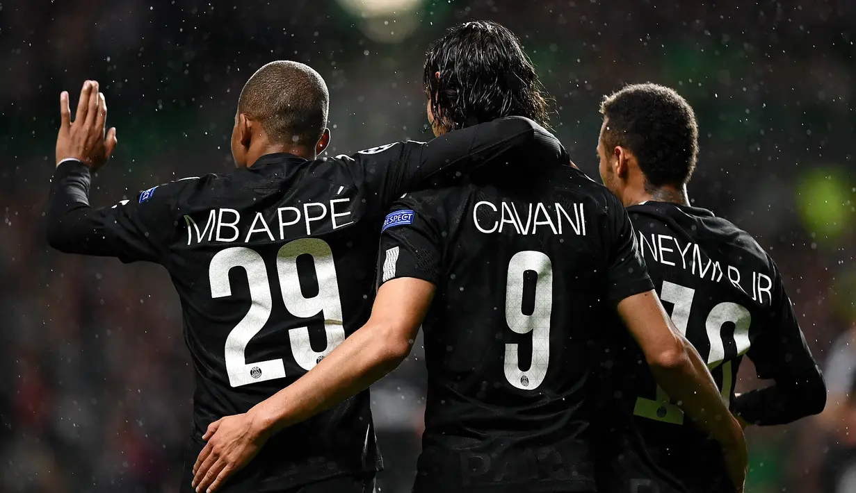 Tiga pemain Paris Saint-Germain, Neymar (kanan), Kylian Mbappe (kiri) dan Edinson Cavani (tengah) merayakan gol saat melawan Celtic pada laga grup B Liga Champions di Celtic Park, Glasgow (12/9/2017). PSG menang 5-0. (AFP/Franck Fife)