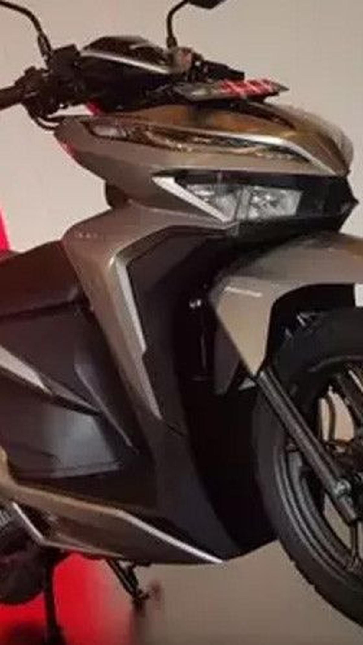 Mari kita eksplorasi sejarah evolusi Honda Vario dari generasi ke generasi, seperti dikutip melalui berbagai sumber pada Selasa (30/04/2024).