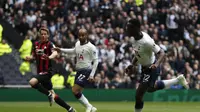 Gelandang Tottenham Hotspur, Victor Wanyama (kanan) kala menjebol gawang Huddersfield dalam lanjutan Liga Inggris di Tottenham Hotspur Stadium, London, Sabtu 13 April 2019. (AP Photo/Frank Augstein)