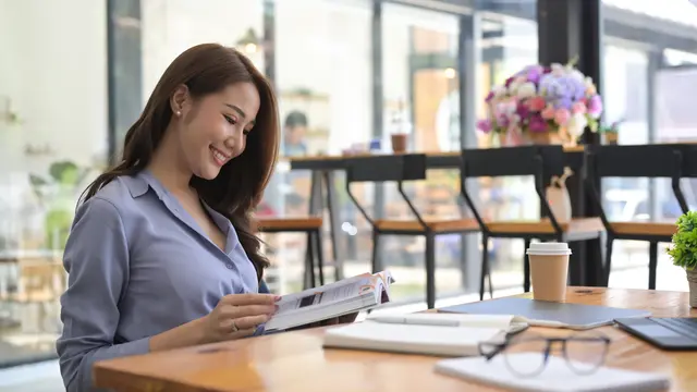 wanita juni buku usia 40