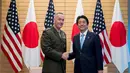 Kepala Staf Gabungan AS, Jenderal Joseph Dunford (kiri) bersalaman dengan Perdana Menteri Jepang Shinzo Abe usai melakukan pertemuan di Kantei, Tokyo, Jepang (18/8). (AP Photo / Andrew Harnik)