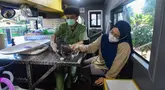 Dokter hewan memeriksa kucing peliharaan warga pada mobil Klinik Hewan Keliling di halaman Kantor Kelurahan Srengseng sawah, Jakarta Selatan, Rabu, 15/ Juli 2026. (KLY/ Arie Basuki)