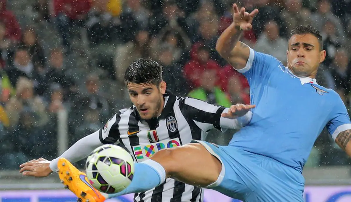 Penyerang Juventus Alvaro Morata berjibaku dengan bek Lazio Mauricio Dos Santos Nascimento (MARCO BERTORELLO / AFP )