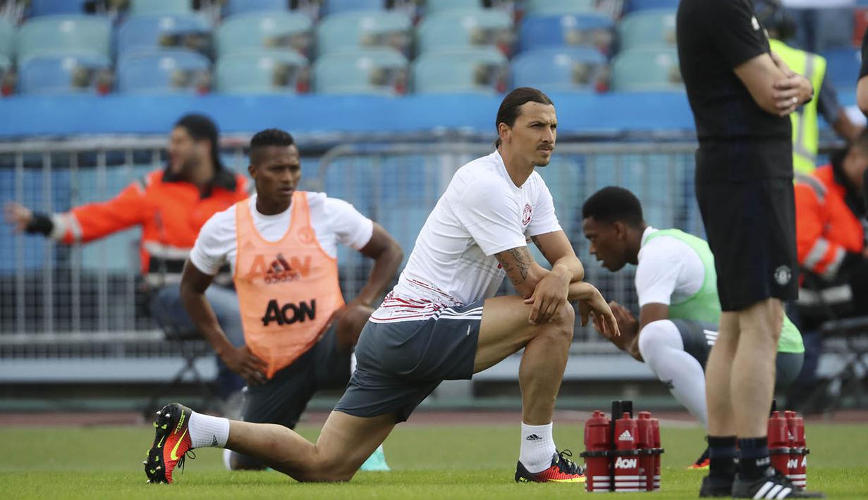 Laga melawan Galatasaray menjadi debut Zlatan Ibrahimovic di Manchester United, pasca memutuskan hijrah dari PSG. (AFP/TT News Agency) 