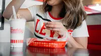 Kebiasaan Makan Sambil Berdiri, Apakah Berbahaya bagi Kesehatan?