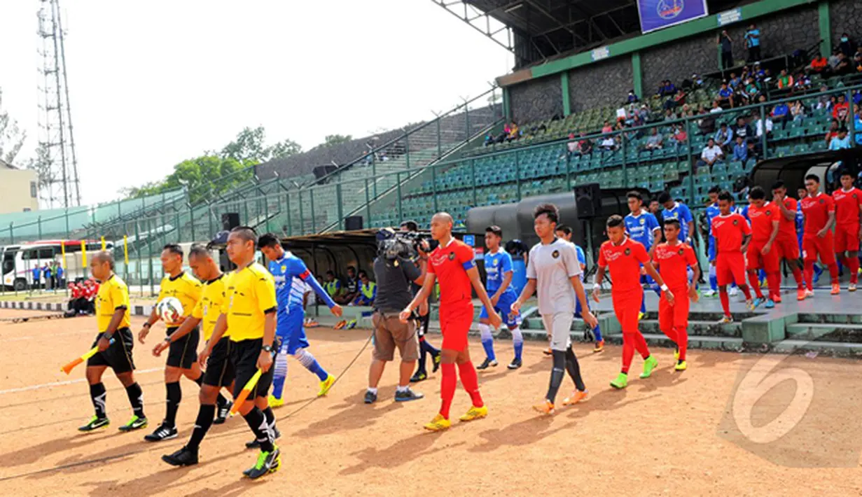 Timnas U19 Indonesia dan Persib Bandung U21 saat memasuki lapangan di stadion Siliwangi Bandung, (25/2/2015). Timnas Timnas U19 Indonesia menang 2-0 atas Persib U21. (Liputan6.com/Faisal R Syam)