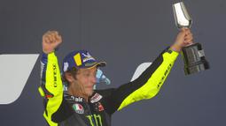 Valentino Rossi merupakan salah satu pembalap paling sukses sepanjang sejarah Kejuaraan Dunia Balap Motor. Rossi juga tercatat sebagai pembalap yang secara maraton berkompetisi selama 26 musim. (Foto: AP/David Clares)